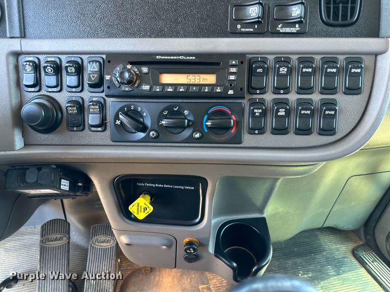 image for item DG4280 2016 Peterbilt 365 crane truck