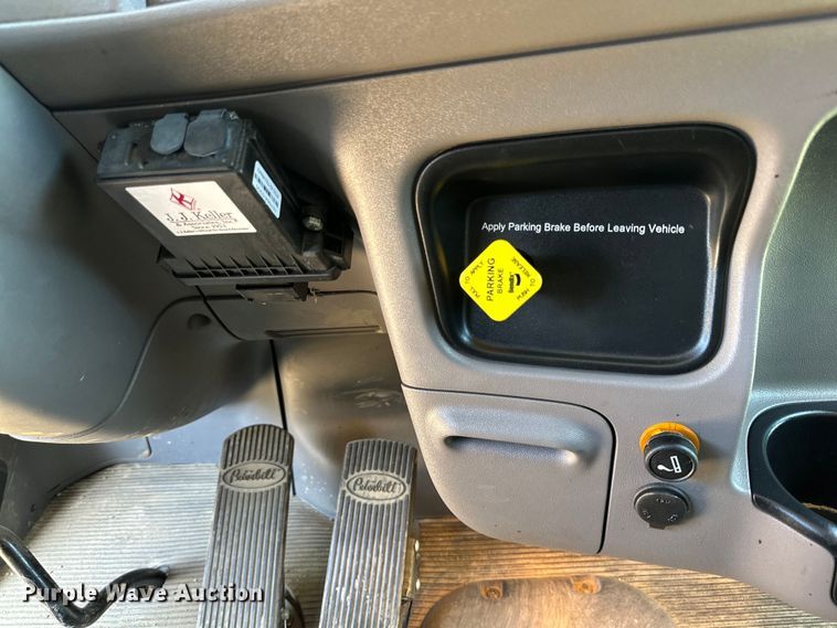 image for item DG4280 2016 Peterbilt 365 crane truck