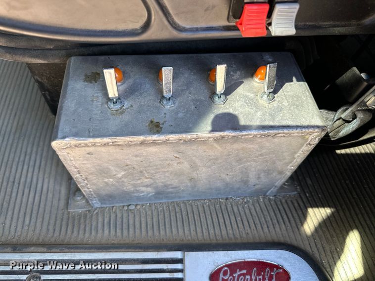 image for item DG4280 2016 Peterbilt 365 crane truck