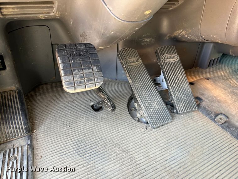 image for item DG4280 2016 Peterbilt 365 crane truck