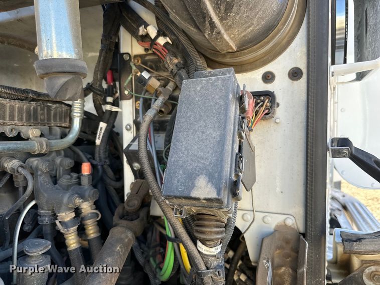 image for item DG4280 2016 Peterbilt 365 crane truck