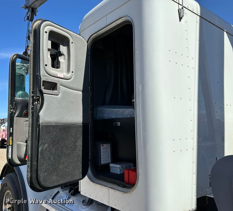 image for item DG4280 2016 Peterbilt 365 crane truck