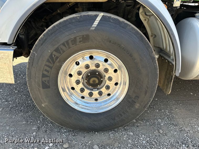 image for item DG4280 2016 Peterbilt 365 crane truck