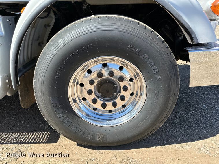 image for item DG4280 2016 Peterbilt 365 crane truck