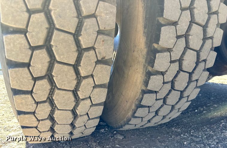 image for item DG4280 2016 Peterbilt 365 crane truck