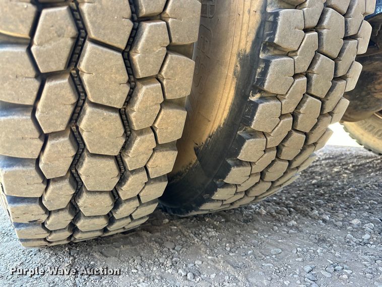 image for item DG4280 2016 Peterbilt 365 crane truck