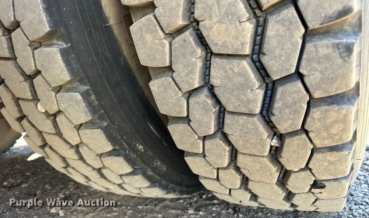 image for item DG4280 2016 Peterbilt 365 crane truck