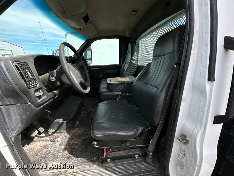 image for item DG4281 2007 Chevrolet  C5500 flatbed truck