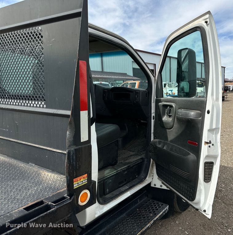 image for item DG4281 2007 Chevrolet  C5500 flatbed truck