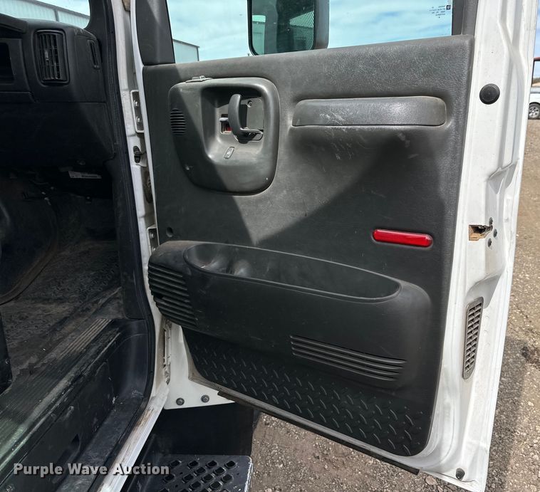 image for item DG4281 2007 Chevrolet  C5500 flatbed truck