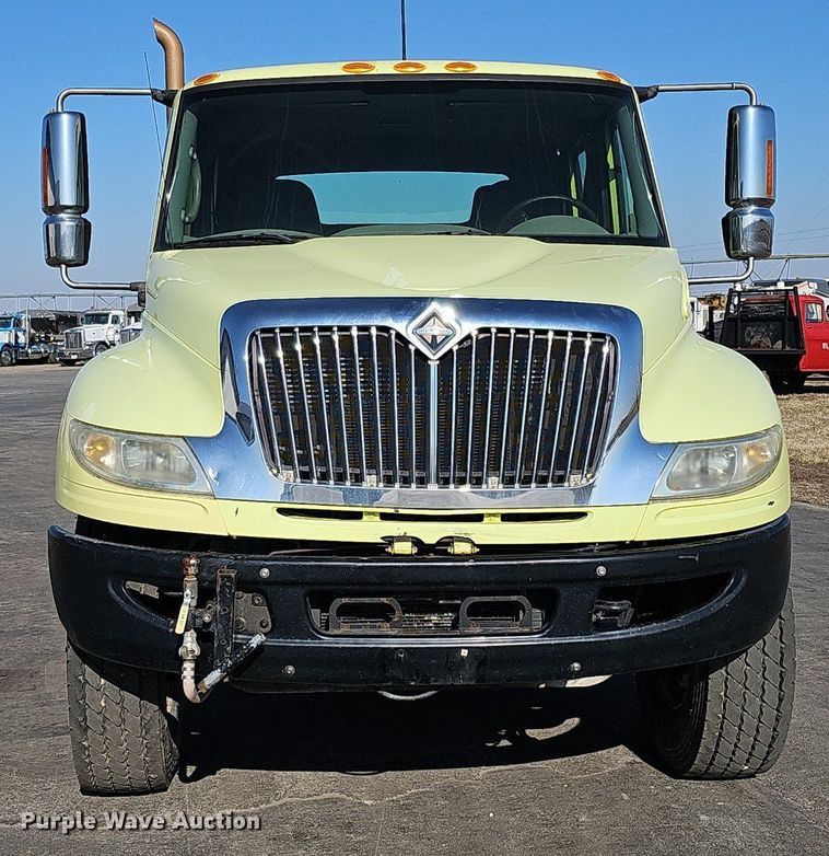 image for item DK0674 2008 International  DuraStar 4400 truck cab and chassis