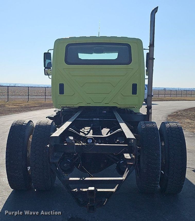 image for item DK0674 2008 International  DuraStar 4400 truck cab and chassis