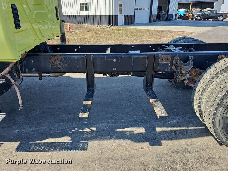 image for item DK0674 2008 International  DuraStar 4400 truck cab and chassis