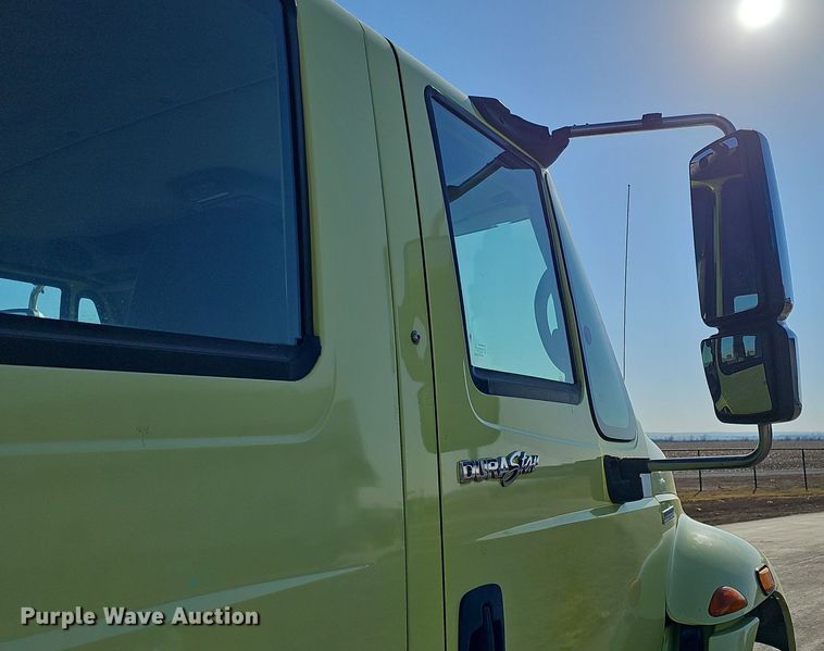 image for item DK0674 2008 International  DuraStar 4400 truck cab and chassis