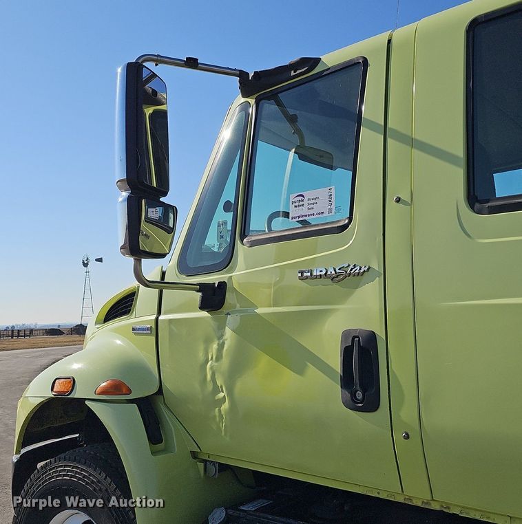 image for item DK0674 2008 International  DuraStar 4400 truck cab and chassis