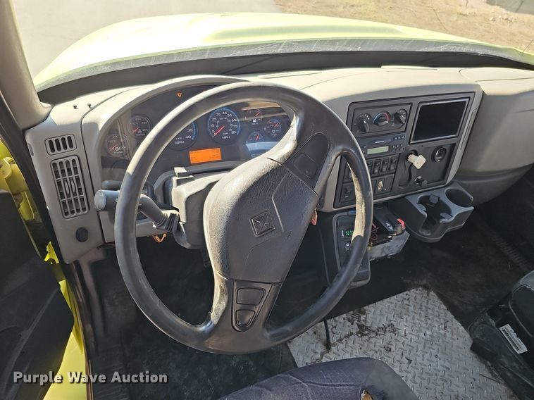 image for item DK0674 2008 International  DuraStar 4400 truck cab and chassis