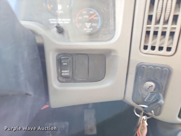 image for item DK0674 2008 International  DuraStar 4400 truck cab and chassis