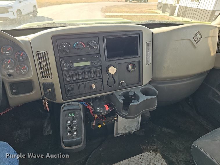 image for item DK0674 2008 International  DuraStar 4400 truck cab and chassis