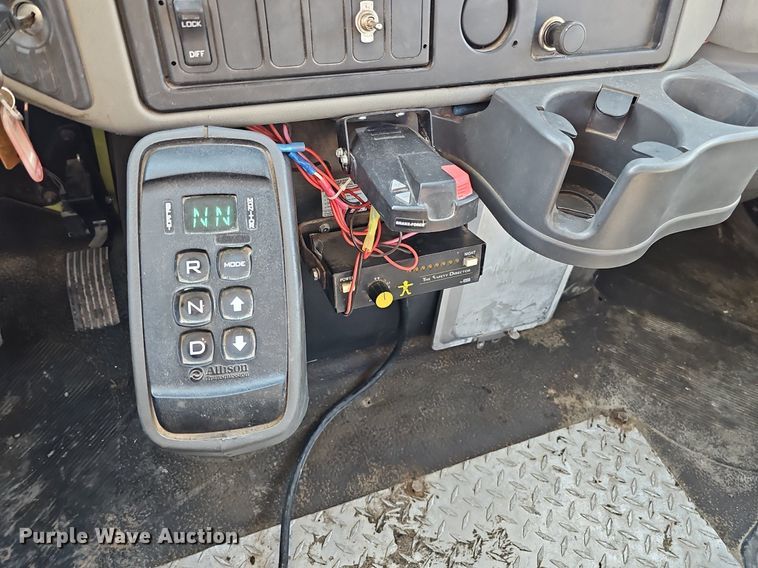 image for item DK0674 2008 International  DuraStar 4400 truck cab and chassis