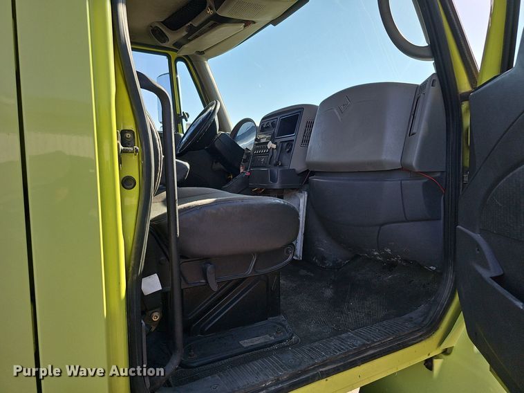 image for item DK0674 2008 International  DuraStar 4400 truck cab and chassis