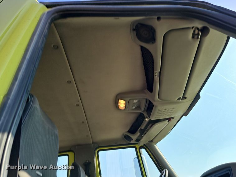 image for item DK0674 2008 International  DuraStar 4400 truck cab and chassis