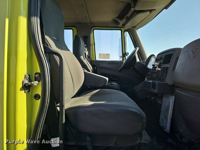 image for item DK0674 2008 International  DuraStar 4400 truck cab and chassis