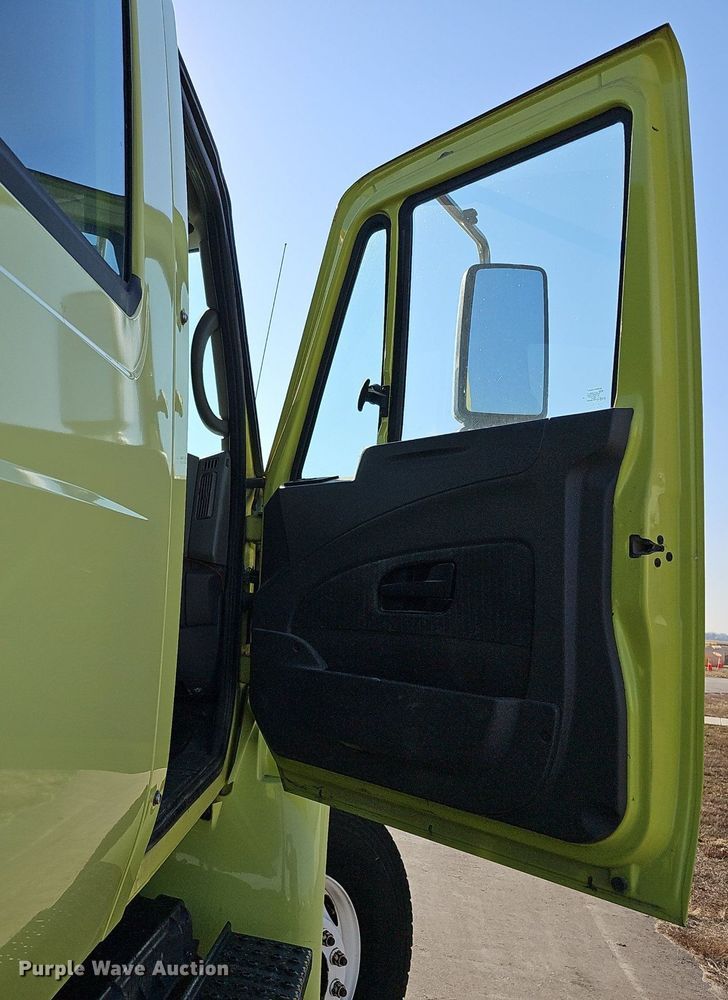 image for item DK0674 2008 International  DuraStar 4400 truck cab and chassis