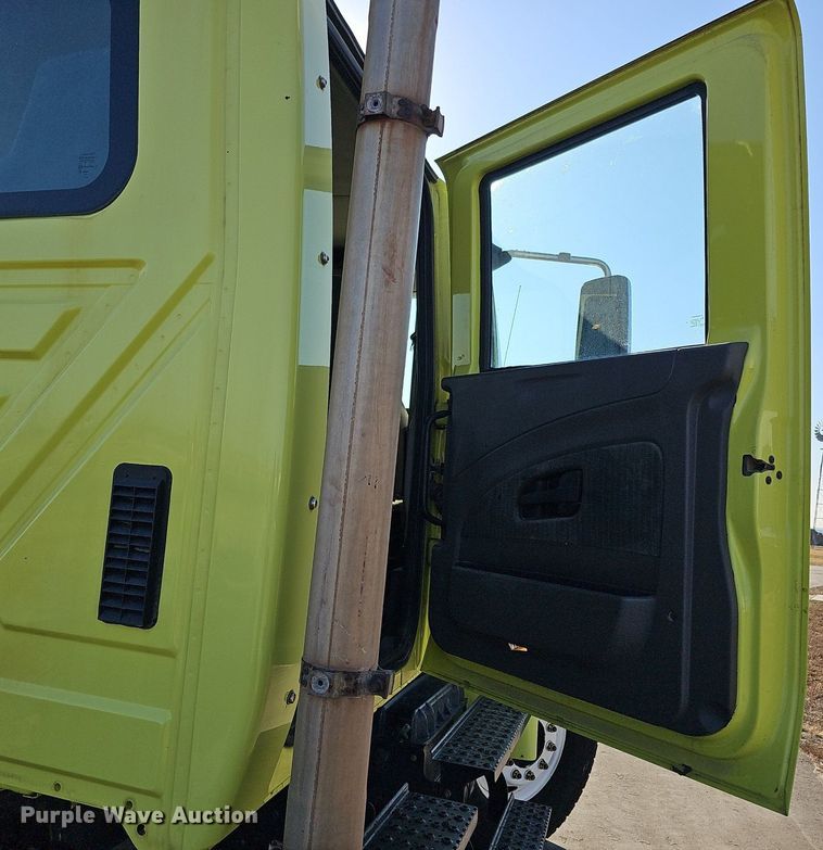 image for item DK0674 2008 International  DuraStar 4400 truck cab and chassis