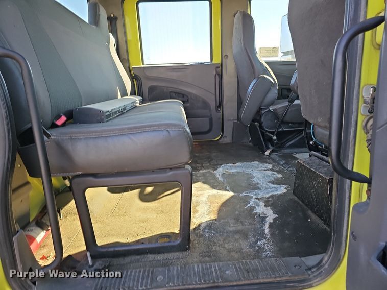 image for item DK0674 2008 International  DuraStar 4400 truck cab and chassis