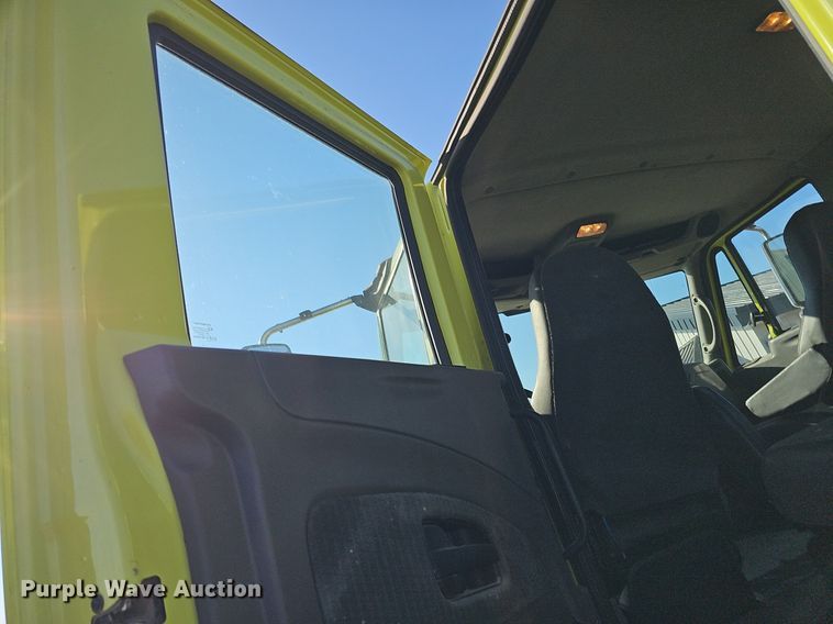 image for item DK0674 2008 International  DuraStar 4400 truck cab and chassis