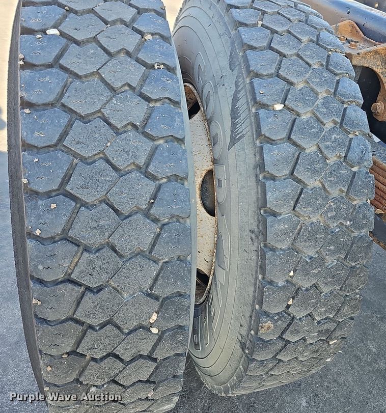 image for item DK0674 2008 International  DuraStar 4400 truck cab and chassis