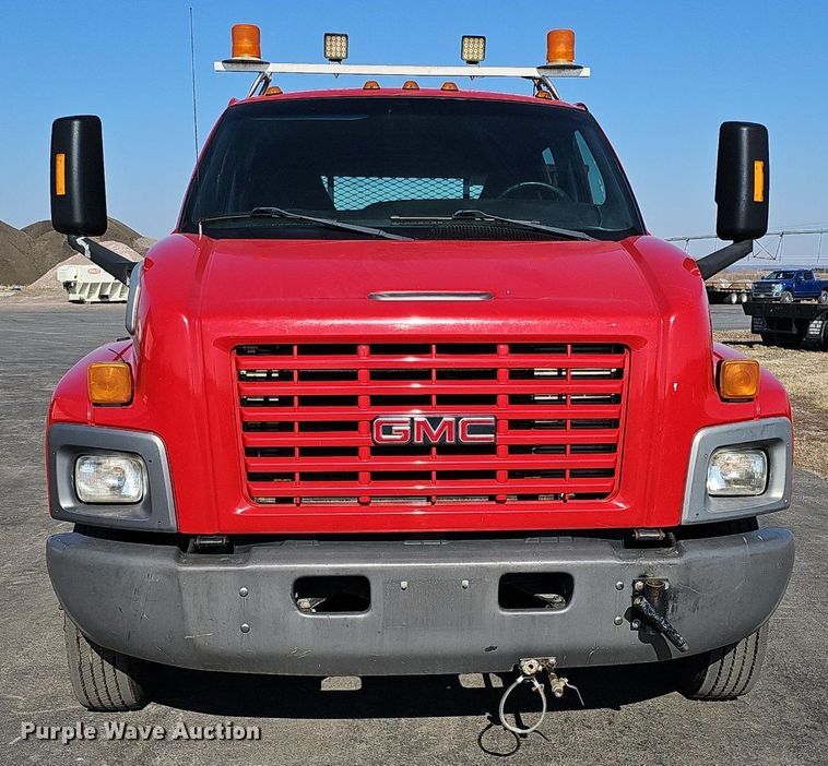 image for item DK0695 2003 GMC C6500 flatbed truck