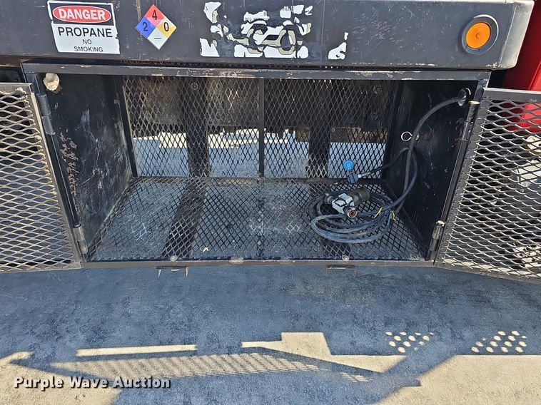 image for item DK0695 2003 GMC C6500 flatbed truck