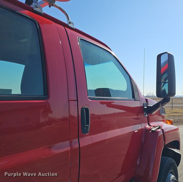 image for item DK0695 2003 GMC C6500 flatbed truck