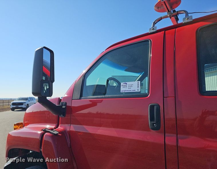 image for item DK0695 2003 GMC C6500 flatbed truck