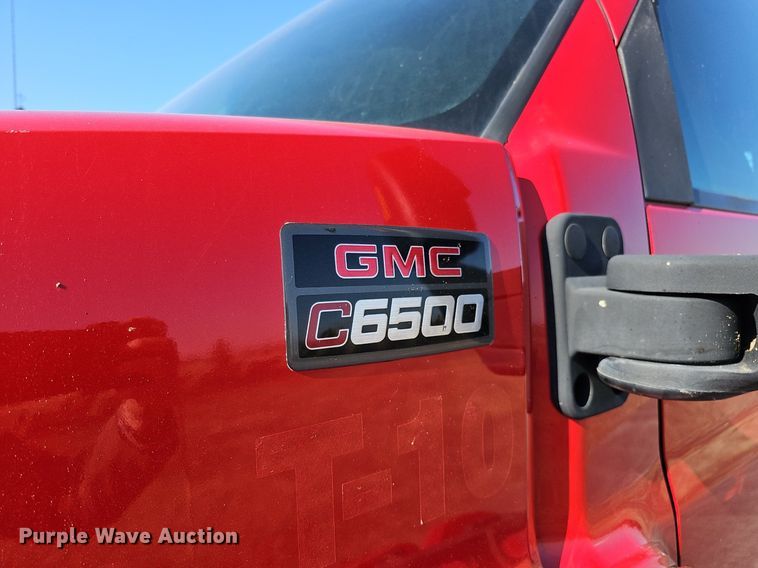 image for item DK0695 2003 GMC C6500 flatbed truck