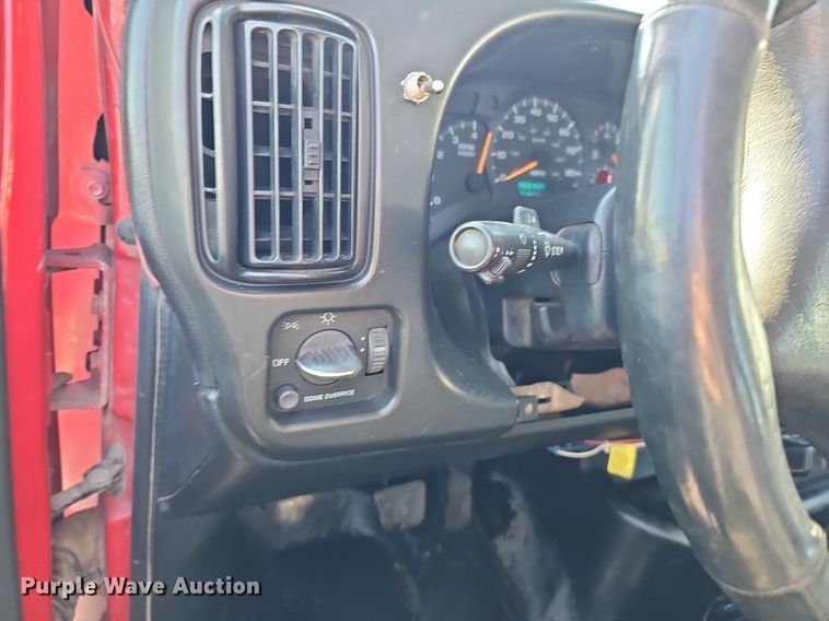 image for item DK0695 2003 GMC C6500 flatbed truck