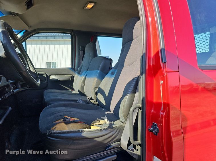 image for item DK0695 2003 GMC C6500 flatbed truck