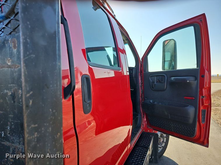 image for item DK0695 2003 GMC C6500 flatbed truck