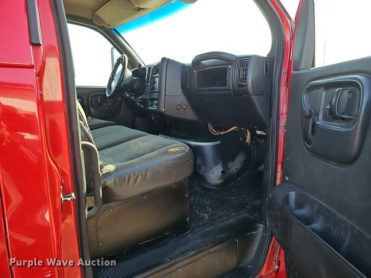 image for item DK0695 2003 GMC C6500 flatbed truck