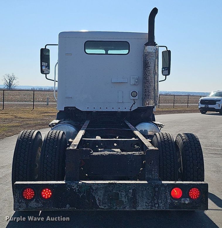 image for item DK0696 2000 Freightliner FLC112 truck cab and chassis