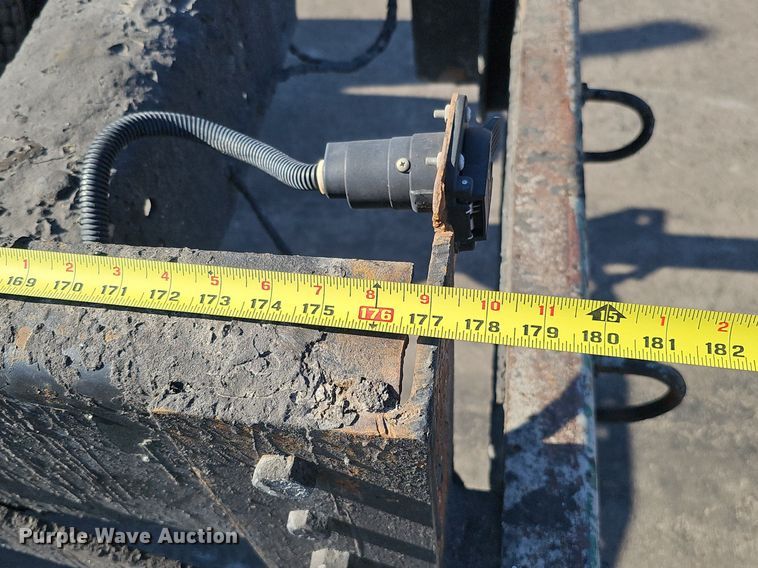 image for item DK0696 2000 Freightliner FLC112 truck cab and chassis