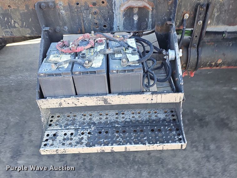 image for item DK0696 2000 Freightliner FLC112 truck cab and chassis