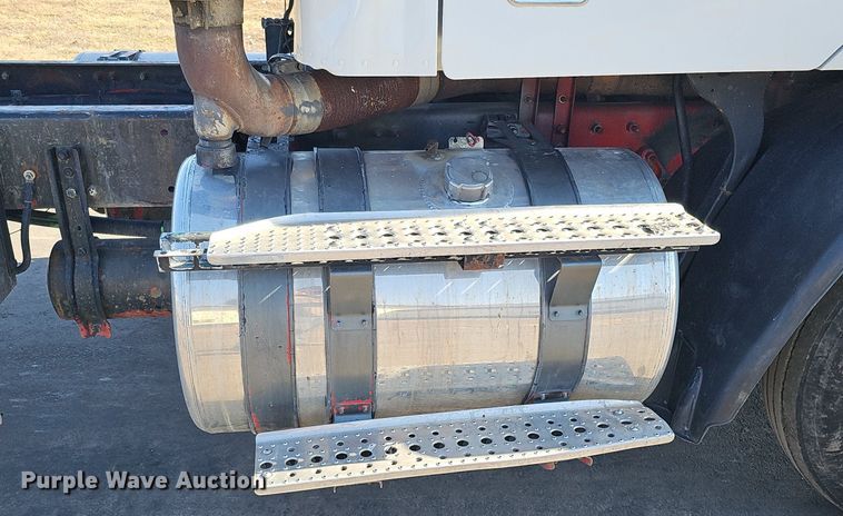 image for item DK0696 2000 Freightliner FLC112 truck cab and chassis