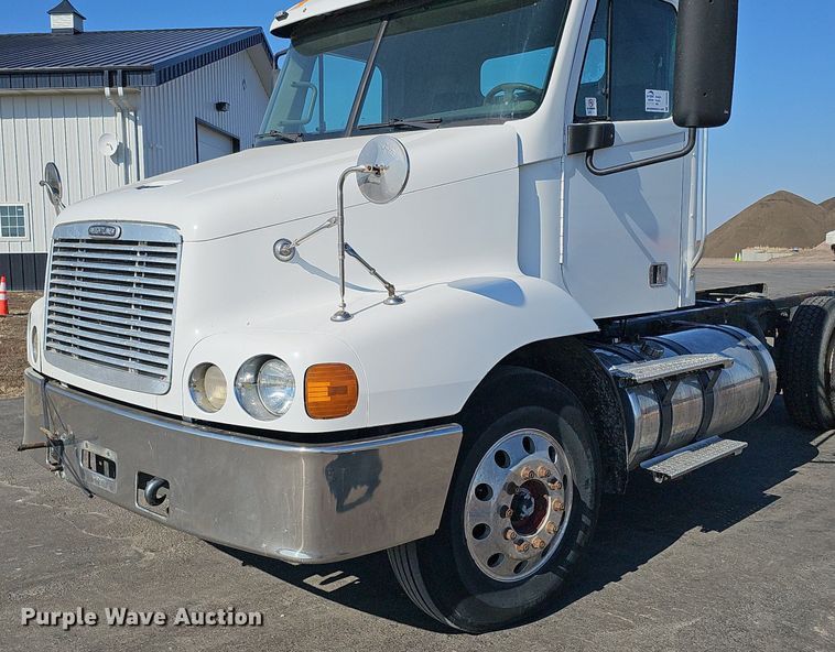 image for item DK0696 2000 Freightliner FLC112 truck cab and chassis