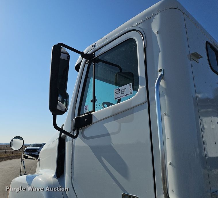 image for item DK0696 2000 Freightliner FLC112 truck cab and chassis