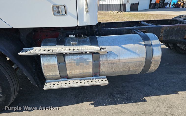 image for item DK0696 2000 Freightliner FLC112 truck cab and chassis