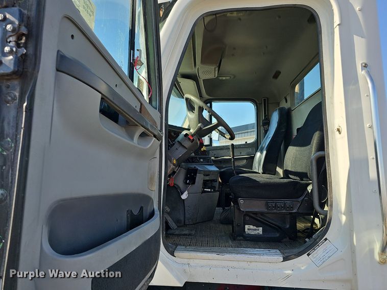 image for item DK0696 2000 Freightliner FLC112 truck cab and chassis