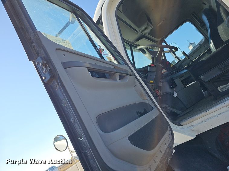 image for item DK0696 2000 Freightliner FLC112 truck cab and chassis