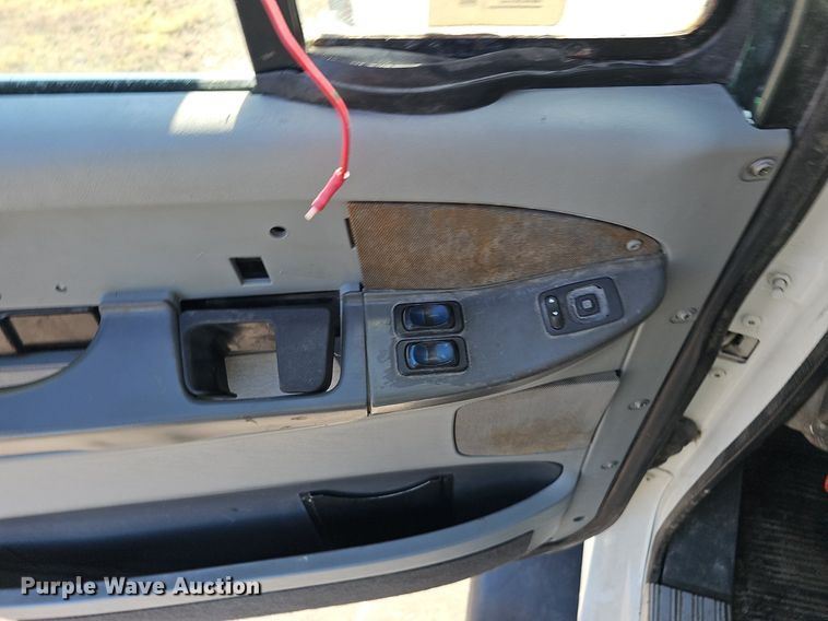 image for item DK0696 2000 Freightliner FLC112 truck cab and chassis